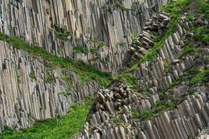 paisaje con de columna basalto rocas formando un natural geométrico modelo foto