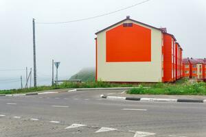 paisaje urbano de playa pueblo de yuzhno-kurilsk en el isla de kunashir foto