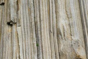 natural fondo, el superficie de el roca, consistente de vertical basalto columnas foto