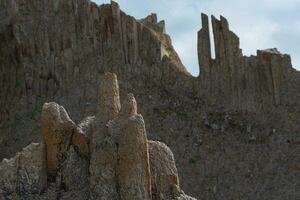 natural volcánico paisaje, tapas de dentado rocas formado por de columna basalto foto