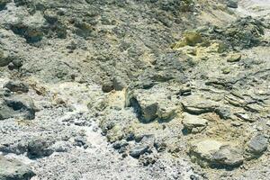 tefra suelo con amarillo depósitos de azufre minerales en el zona de volcánico gases en el solfatárico campo foto