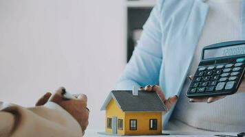 real Estado agentes e Novo proprietários de casas placa casa vendas ou de concessão acordos. pronto para placa uma casa ou escritório empréstimo acordo video