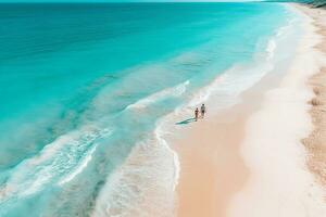 ai generado aéreo ver de increíble playa con Pareja caminando en puesta de sol ligero cerca a turquesa mar. parte superior ver de verano playa paisaje foto