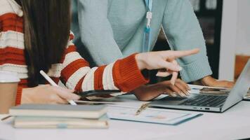 o negócio equipe encontro trabalhando com Novo comece projeto, discussão e análise dados a gráficos e gráficos. digital tábua, calculadora, computador portátil computador usando, o negócio finança e contabilidade conceito. video