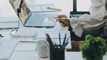 negocio equipo reunión trabajando con nuevo puesta en marcha proyecto, discusión y análisis datos el cartas y gráficos digital tableta, calculadora, ordenador portátil computadora usando, negocio Finanzas y contabilidad concepto. video