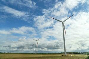 viento turbinas en nublado día en Alemania foto