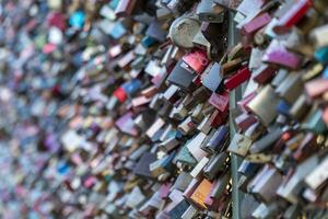 muchos Cerraduras colgar en el hohenzollern puente foto