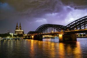 relámpago y dramático tormenta nubes terminado Colonia catedral y hohenzollern puente foto