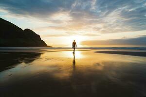 ai generado un persona caminando en el playa a puesta de sol. ai generado. foto