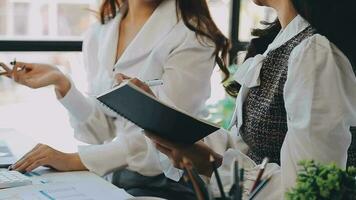 negocio equipo reunión trabajando con nuevo puesta en marcha proyecto, discusión y análisis datos el cartas y gráficos digital tableta, calculadora, ordenador portátil computadora usando, negocio Finanzas y contabilidad concepto. video