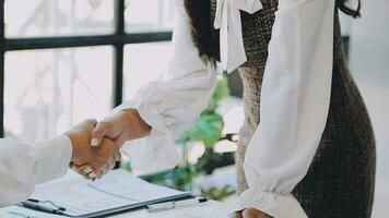 negocio equipo reunión trabajando con nuevo puesta en marcha proyecto, discusión y análisis datos el cartas y gráficos digital tableta, calculadora, ordenador portátil computadora usando, negocio Finanzas y contabilidad concepto. video