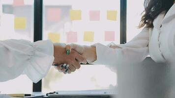 negocio equipo reunión trabajando con nuevo puesta en marcha proyecto, discusión y análisis datos el cartas y gráficos digital tableta, calculadora, ordenador portátil computadora usando, negocio Finanzas y contabilidad concepto. video