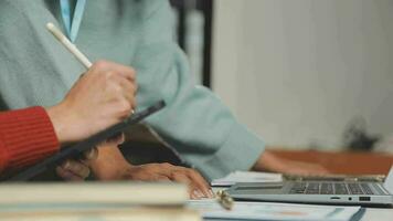 negocio equipo reunión trabajando con nuevo puesta en marcha proyecto, discusión y análisis datos el cartas y gráficos digital tableta, calculadora, ordenador portátil computadora usando, negocio Finanzas y contabilidad concepto. video