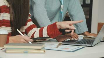 bedrijf team vergadering werken met nieuw opstarten projecteren, discussie en analyse gegevens de grafieken en grafieken. digitaal tablet, rekenmachine, laptop computer gebruik makend van, bedrijf financiën en accounting concept. video