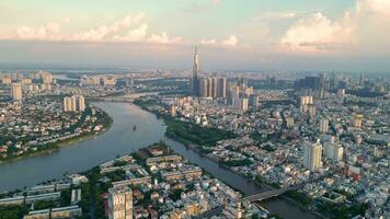 panoramico Visualizza di Saigon, Vietnam a partire dal sopra a ho chi minh della città centrale attività commerciale quartiere. paesaggio urbano e molti edifici, Locale case, ponti, fiumi video