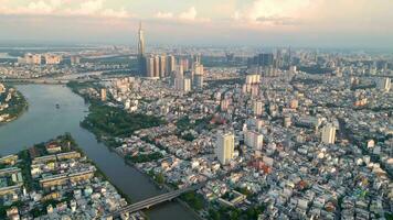 panorâmico Visão do Saigon, Vietnã a partir de acima às ho chi minh da cidade central o negócio distrito. paisagem urbana e muitos edifícios, local casas, pontes, rios video