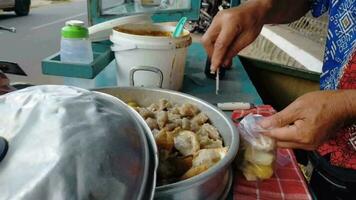 Saller put siomay in plastic. video