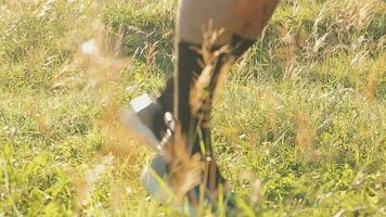 atlético corredor haciendo extensión ejercicio, preparando para corriendo en el naturaleza con el ciudad en antecedentes. sano estilo de vida video