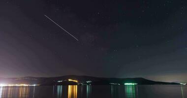 bellissimo mare tempo periodo durante notte con stelle e città luci. tacchino, didim video