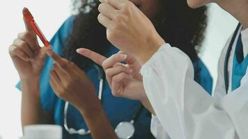 biochemisch onderzoeksteam dat werkt met microscoop voor de ontwikkeling van coronavirusvaccins in laboratorium voor farmaceutisch onderzoek, selectieve focus video