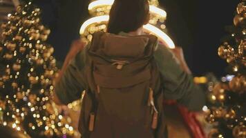 asiatisk attraktiv kvinna backpacker chattar på telefon medan promenad i stad. skön kvinna turist resande resa ensam på gata använder sig av smartphone njut av spendera tid på Semester semester resa på natt väg video