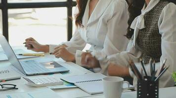 bedrijf team vergadering werken met nieuw opstarten projecteren, discussie en analyse gegevens de grafieken en grafieken. digitaal tablet, rekenmachine, laptop computer gebruik makend van, bedrijf financiën en accounting concept. video