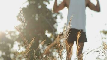 sportlich Läufer tun Dehnen Übung, vorbereiten zum Laufen im das Natur mit das Stadt im Hintergrund. gesund Lebensstil video