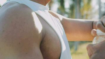 aptitude, homme et en buvant l'eau pour hydratation ou Pause après fonctionnement exercer, faire des exercices ou formation dans la nature. Masculin coureur avec rafraîchissant boisson dans récupération de cardio exercice ou randonnée en plein air video