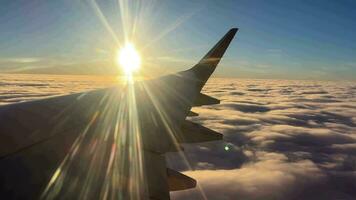 Sonnenaufgang Flug, still Flügel und Wolkenlandschaft video