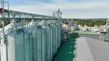 aéreo ver grano almacenamiento silos, alto verde grano almacenamiento silos con metal estructura. video
