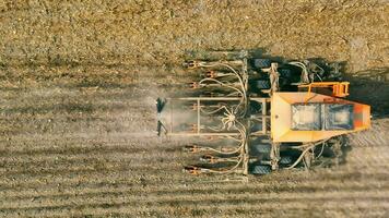 aereo Visualizza dall'alto al basso tiro di azienda agricola attrezzatura coltivare suolo., aereo Visualizza di azienda agricola macchinari su campo video