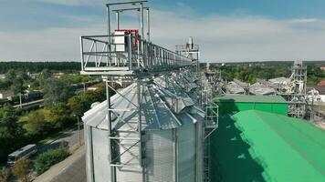 Oekraïne Charkov 10.04.2023 expansief graan opslagruimte en verwerken fabriek. antenne visie van een groot graan opslagruimte en verwerken faciliteit met metaal silo's en structuren. video