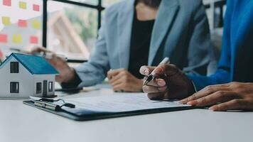 Accueil prêt assurance, Masculin avocat ou juge consulter avec client et travail avec loi livres, rapport le Cas sur table dans bureau, loi et Justice concept. video