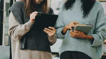 bedrijf team vergadering Cadeau, investeerder collega's overleg en conferentie nieuw strategie plan bedrijf en markt groei Aan financieel document diagram rapport, vergadering en praten. video