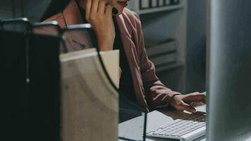 telefoontje centrum, computer en bedrijf met vrouw in kantoor voor klant onderhoud, technisch ondersteuning en het advies. technologie, contact ons en communicatie met werknemer operator in helpen bureau agentschap video