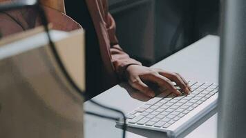 telefoontje centrum, computer en bedrijf met vrouw in kantoor voor klant onderhoud, technisch ondersteuning en het advies. technologie, contact ons en communicatie met werknemer operator in helpen bureau agentschap video