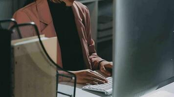 telefoontje centrum, computer en bedrijf met vrouw in kantoor voor klant onderhoud, technisch ondersteuning en het advies. technologie, contact ons en communicatie met werknemer operator in helpen bureau agentschap video