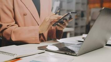 telefoontje centrum, computer en bedrijf met vrouw in kantoor voor klant onderhoud, technisch ondersteuning en het advies. technologie, contact ons en communicatie met werknemer operator in helpen bureau agentschap video