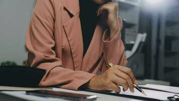 telefoontje centrum, computer en bedrijf met vrouw in kantoor voor klant onderhoud, technisch ondersteuning en het advies. technologie, contact ons en communicatie met werknemer operator in helpen bureau agentschap video