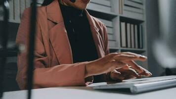 telefoontje centrum, computer en bedrijf met vrouw in kantoor voor klant onderhoud, technisch ondersteuning en het advies. technologie, contact ons en communicatie met werknemer operator in helpen bureau agentschap video