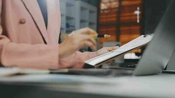 telefoontje centrum, computer en bedrijf met vrouw in kantoor voor klant onderhoud, technisch ondersteuning en het advies. technologie, contact ons en communicatie met werknemer operator in helpen bureau agentschap video