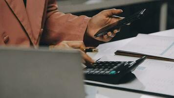 telefoontje centrum, computer en bedrijf met vrouw in kantoor voor klant onderhoud, technisch ondersteuning en het advies. technologie, contact ons en communicatie met werknemer operator in helpen bureau agentschap video