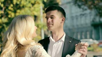 de cerca de recién casados bailando en el parque. el recién casados Mira dentro cada otros ojos y danza su danza en el parque en el medio de el ciudad. video