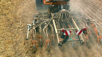 semilla perforar máquina trabajando polvoriento campo. de cerca de semilla perforar maquinaria a trabajo en un polvoriento campo. video