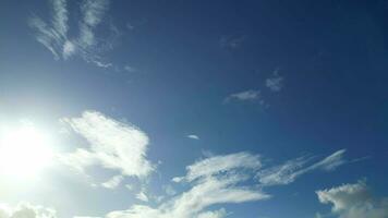 hermosa azul cielo con nubes en un soleado día terminado Inglaterra Reino Unido video