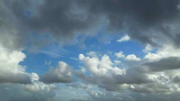 lindo azul céu com nuvens em uma ensolarado dia sobre Inglaterra Reino Unido video