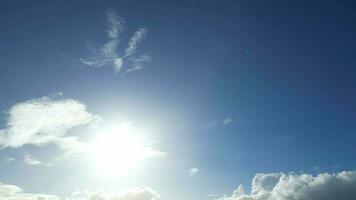 lindo azul céu com nuvens em uma ensolarado dia sobre Inglaterra Reino Unido video