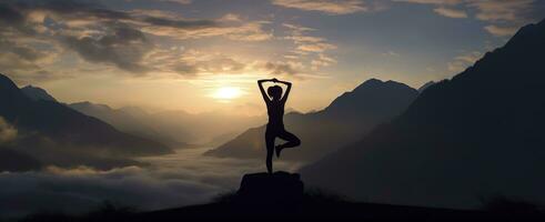 ai generado silueta de un mujer practicando yoga en el cumbre con montaña antecedentes. ai generado foto