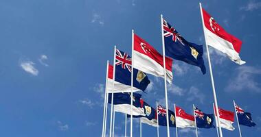 anguilla e Singapore bandiere agitando insieme nel il cielo, senza soluzione di continuità ciclo continuo nel vento, spazio su sinistra lato per design o informazione, 3d interpretazione video