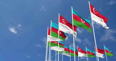 azerbaijan e Singapore bandiere agitando insieme nel il cielo, senza soluzione di continuità ciclo continuo nel vento, spazio su sinistra lato per design o informazione, 3d interpretazione video